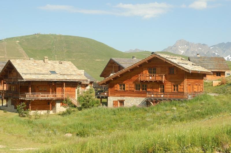 Madame Vacances Les Chalets De L'Altiport Alpe d'Huez Bagian luar foto